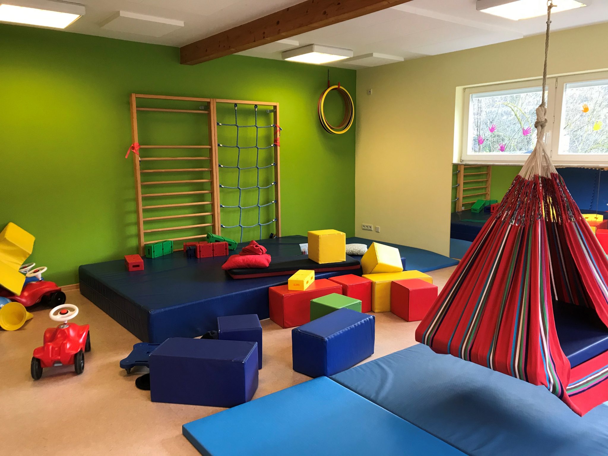 Bewegungsspiele in der Kindergarten-Turnhalle: Mehr als nur Toben!